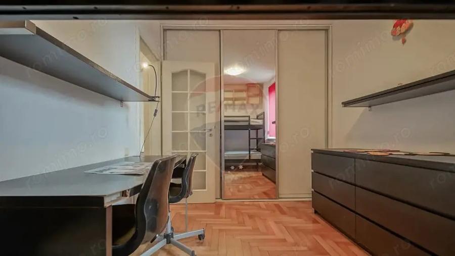 Apartament cu 3 camere decomandat în 13 Decembrie