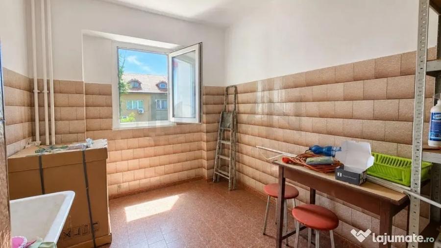 Apartament cu 3 camere decomandat în Lacul Tei