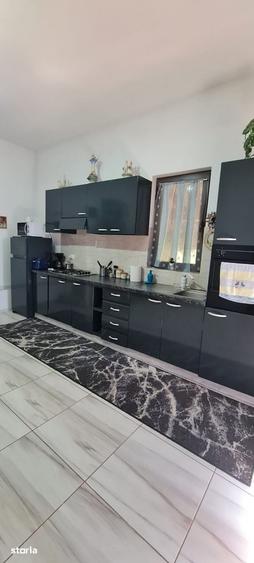 Casă cu 7 camere cu Teren 8000 Mp în Cosmești