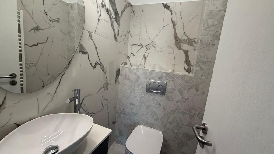 Apartament cu 3 camere semidecomandat în Tei