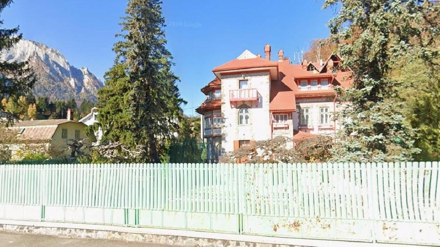 Casă individuală cu 10 camere cu Teren 1200 Mp în Central
