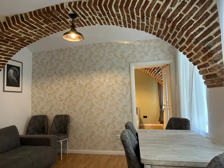 Apartament cu 2 camere semidecomandat, mobilat în Centrul Istoric