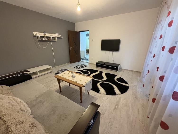 Apartament cu 4 camere decomandat în Micro 4