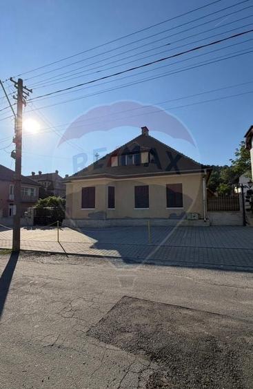 Casă cu 3 camere cu Teren 862 Mp în Central