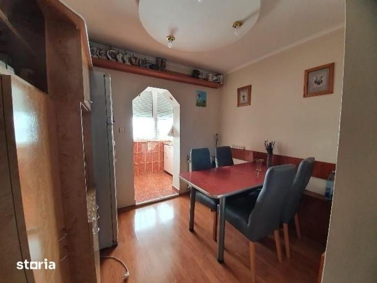 Apartament cu 3 camere în Lăzăreni