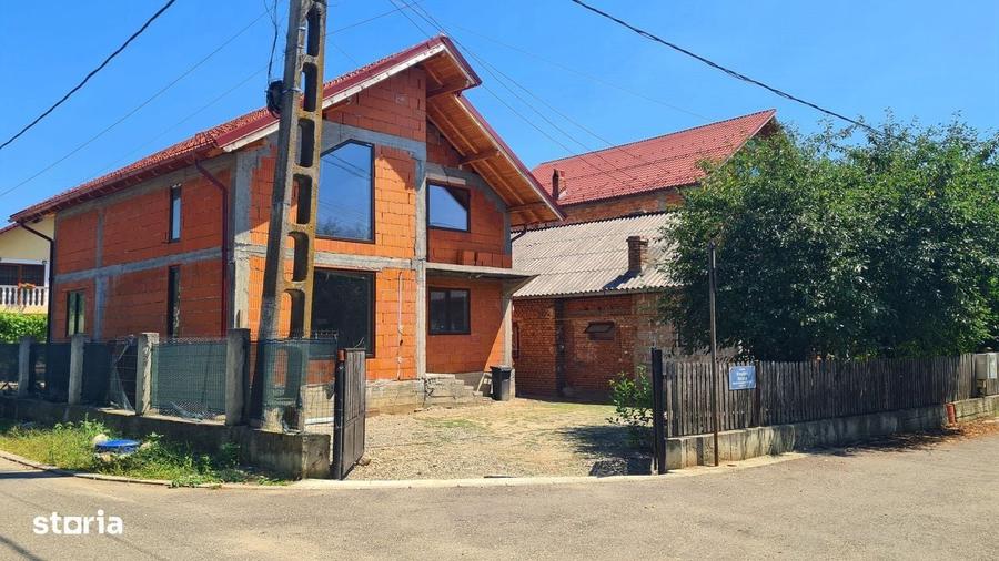 Casă cu 4 camere în Cerbu