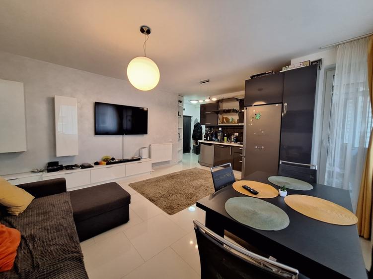 Apartament cu 3 camere semidecomandat, mobilat în Florești