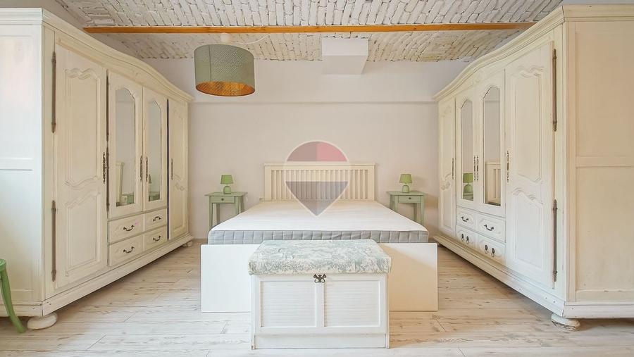 Apartament cu 3 camere semidecomandat, mobilat în Schei