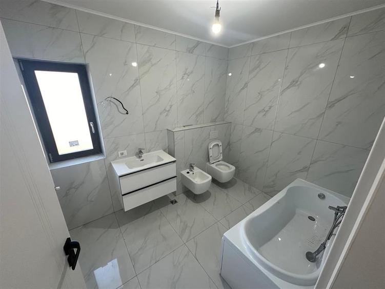 Duplex cu 4 camere cu Canalizare în Vișan