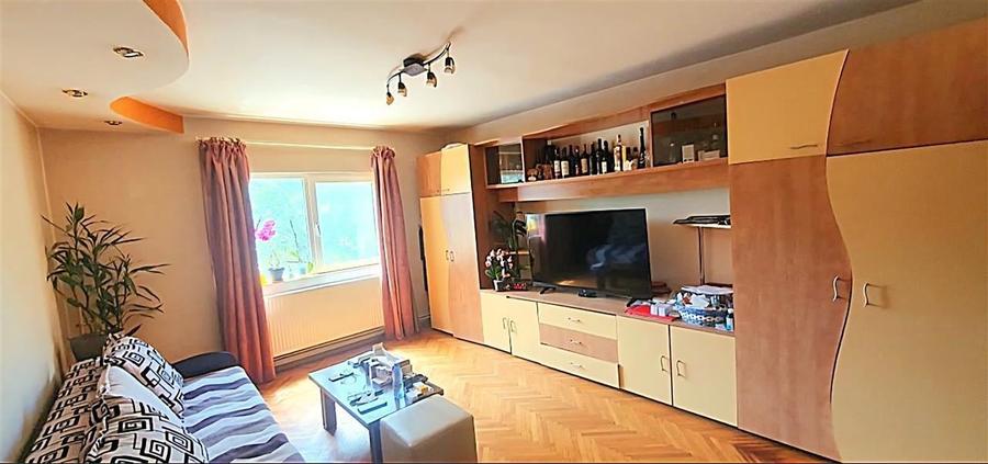 Apartament cu 4 camere decomandat, mobilat în Tractorul