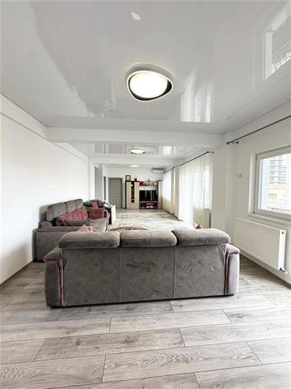 Apartament cu 3 camere semidecomandat, mobilat în Nord