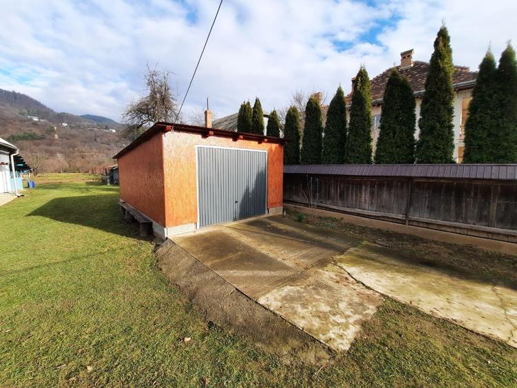 Casă cu 4 camere cu Garaj în Alexandru cel Bun
