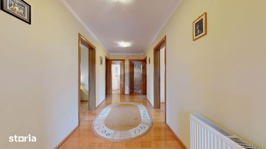 Casă cu 6 camere cu Teren 10331 Mp în Bran