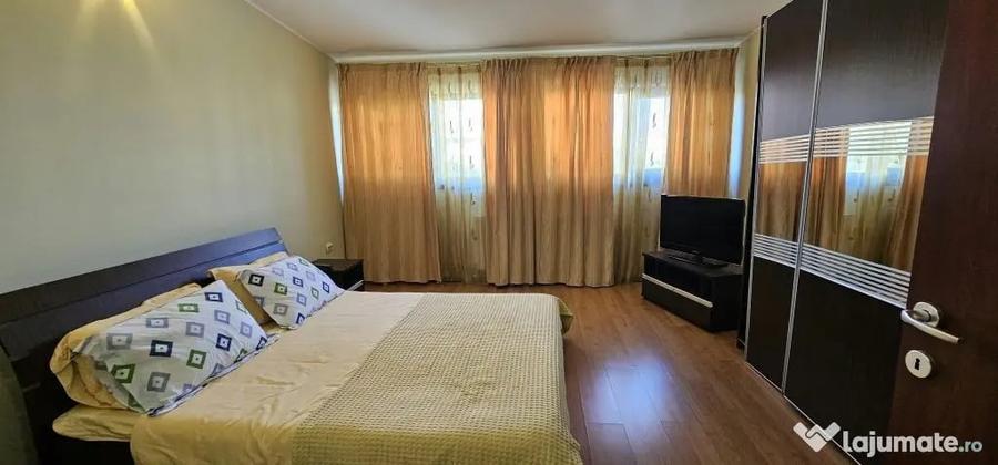 Apartament cu 5 camere decomandat în Micro 20