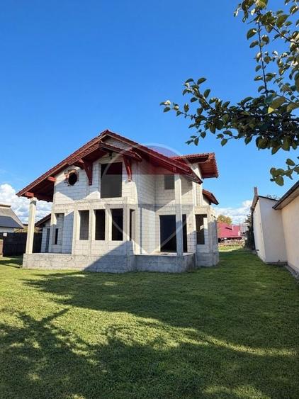 Casă individuală cu 6 camere cu Teren 991 Mp în Central