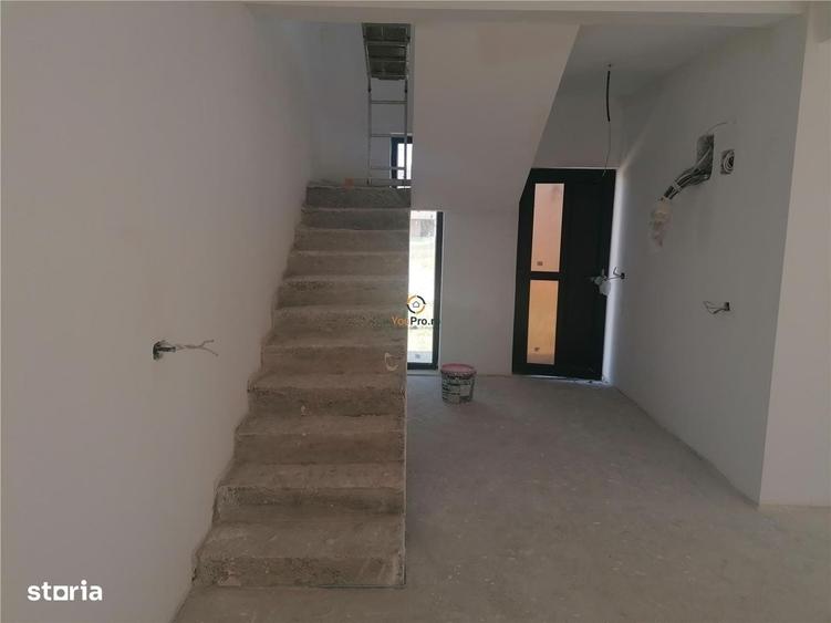 Casă cu 4 camere în Sânandrei