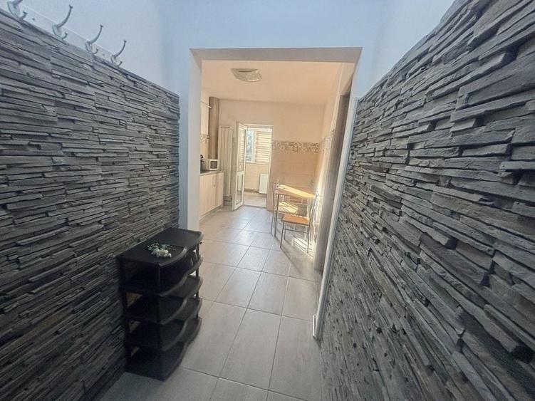 Apartament cu 2 camere semidecomandat în Craiovița Nouă
