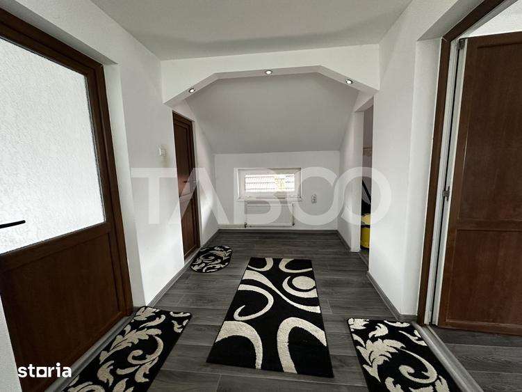 Casă cu 8 camere cu Teren 1195 Mp în Roșia