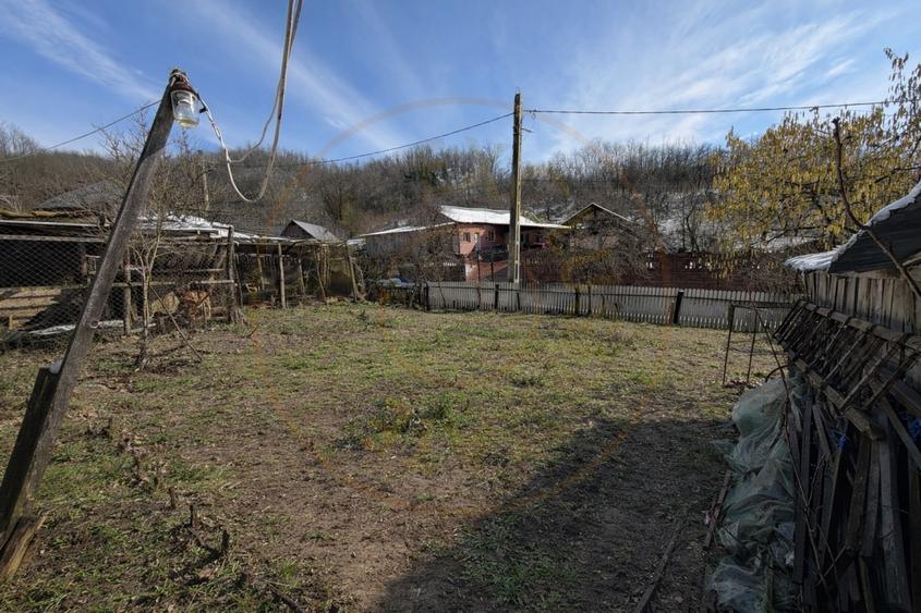 Casă individuală cu 4 camere cu Canalizare în Pitoi