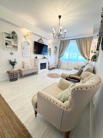 Apartament cu 3 camere semidecomandat, mobilat în Apărătorii Patriei