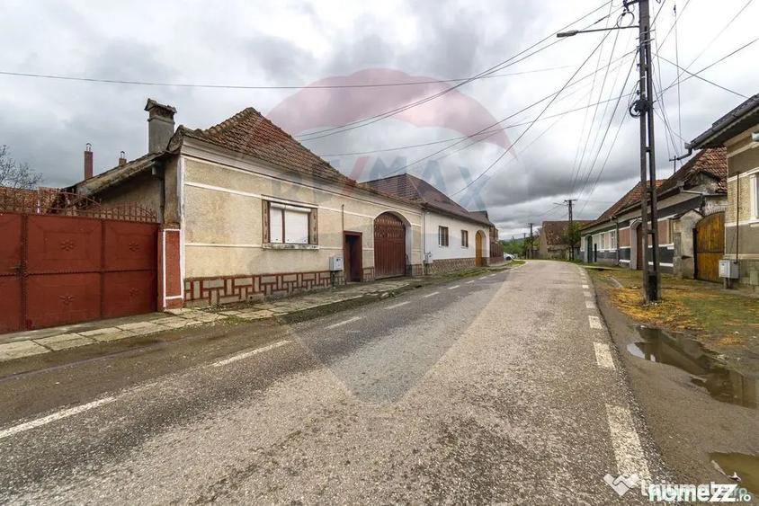 Casă cu 4 camere cu Teren 1068 Mp în Perșani
