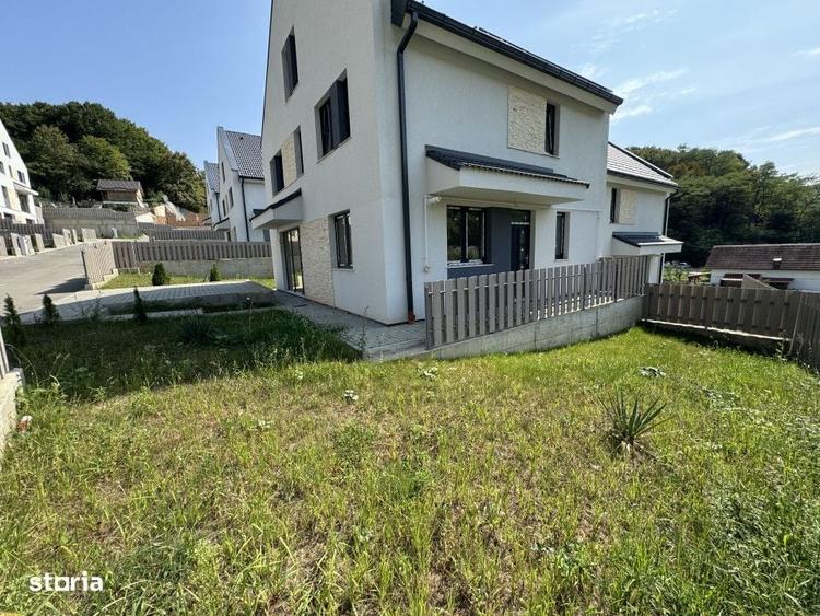 Casă cu 4 camere semidecomandat în Tău