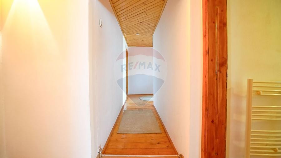 Duplex cu 11 camere cu Teren 712 Mp în Fundata
