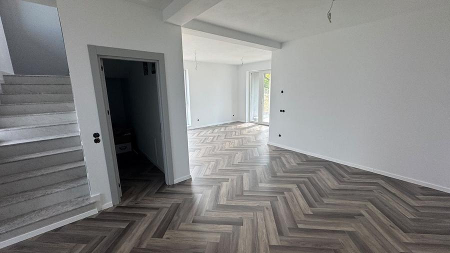 Casă individuală cu 5 camere cu Canalizare în Central