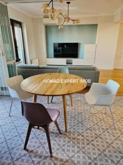 Apartament cu 3 camere în P-ța Victoriei