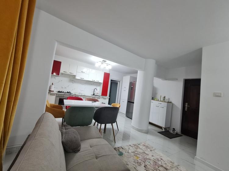 Apartament cu 3 camere semidecomandat în Central