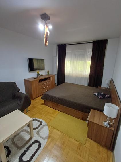 Apartament cu 3 camere semidecomandat în Pantelimon