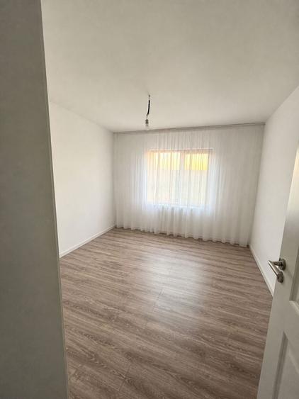 Apartament cu 4 camere decomandat în Petrești