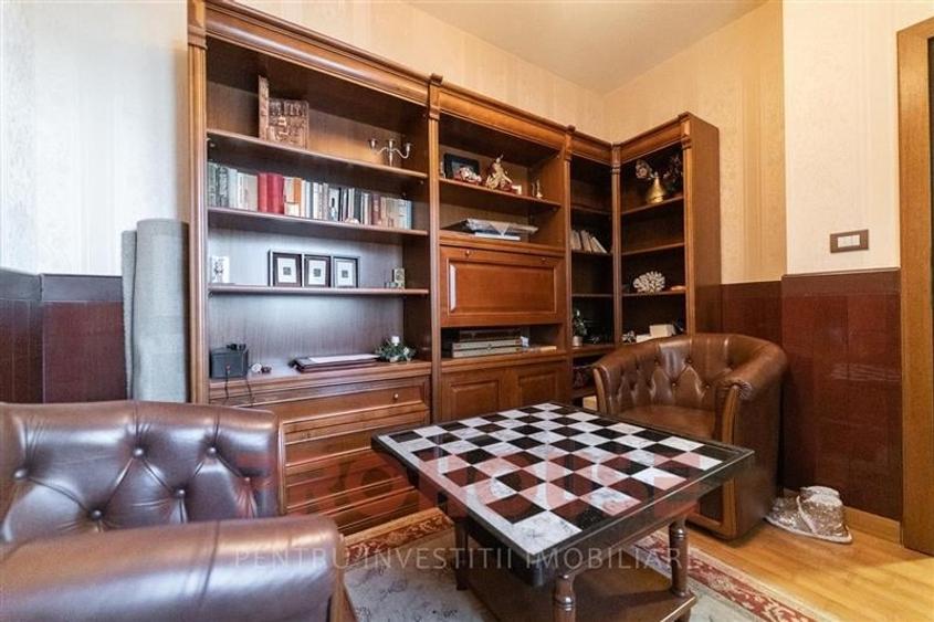 Casă individuală cu 10 camere cu Teren 550 Mp în Ultracentral