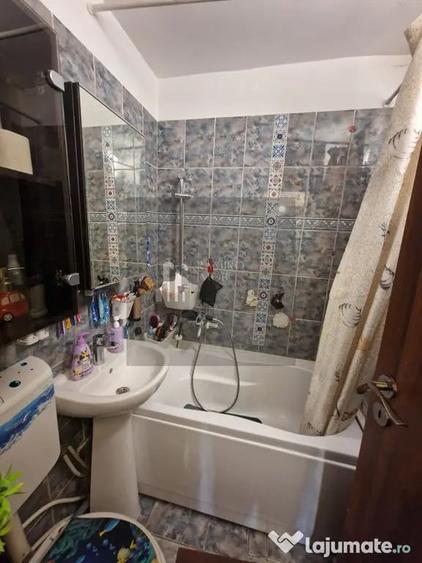 Apartament cu 4 camere semidecomandat în Central
