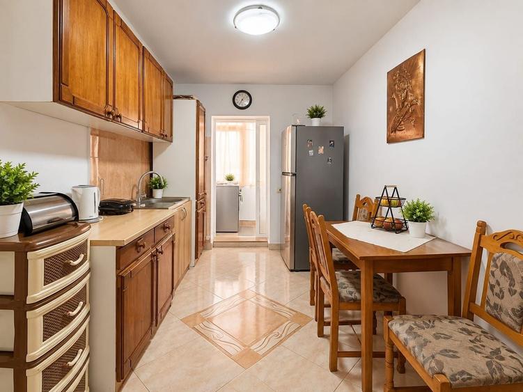 Apartament cu 3 camere decomandat, mobilat în Delfinariu