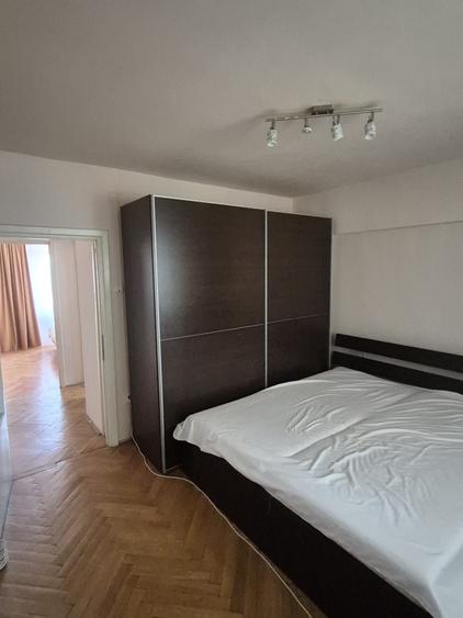 Apartament cu 3 camere decomandat în Exterior Vest