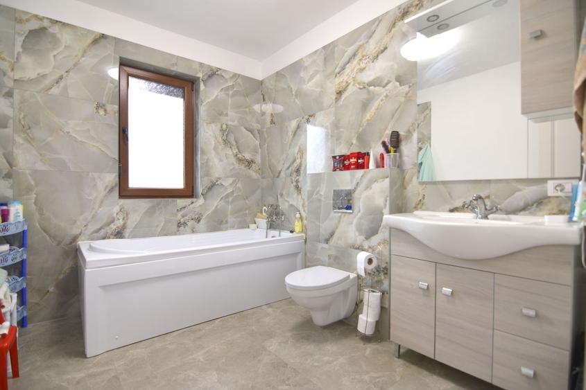 Casă individuală cu 4 camere cu Teren 430 Mp în Ghirodei