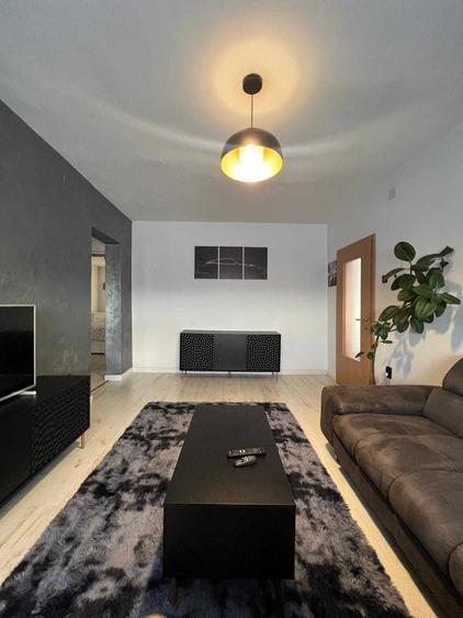 Apartament cu 3 camere semidecomandat în Circumvalațiunii
