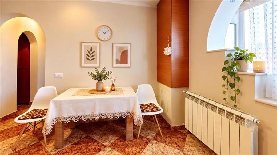 Apartament cu 3 camere decomandat, mobilat în Central