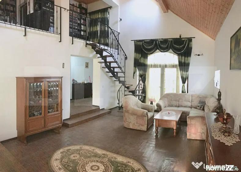 Casă cu 8 camere cu Teren 1038 Mp în Central