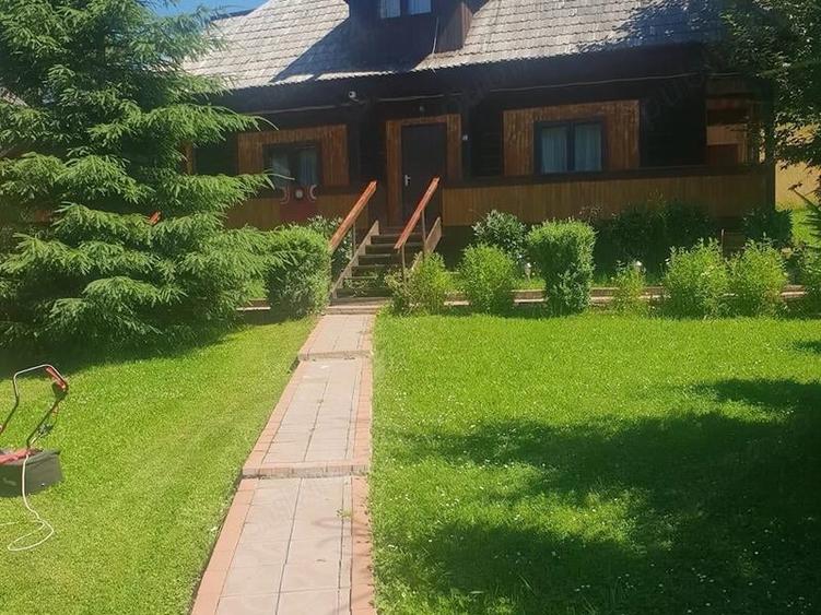 Casă individuală cu 8 camere cu Teren 8800 Mp în Argestru