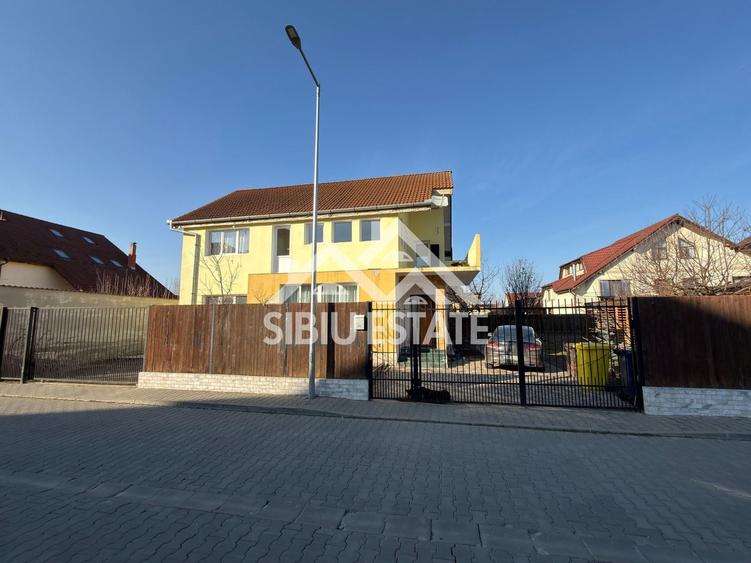 Casă individuală cu 7 camere cu Canalizare în Șelimbăr
