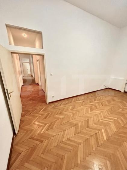 Apartament cu 5 camere semidecomandat în Central