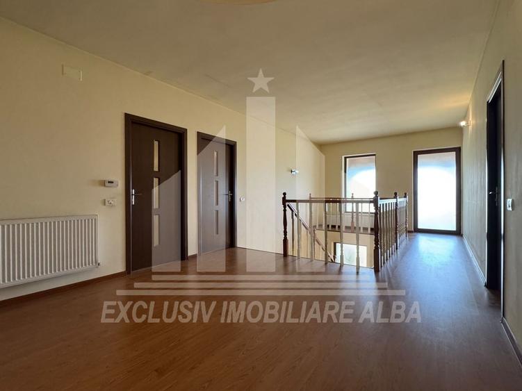 Casă individuală cu 6 camere cu Canalizare în Cetate