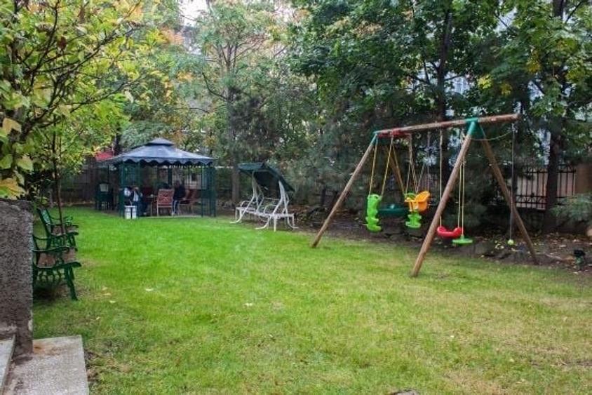 Casă cu 9 camere cu Canalizare în Capitale