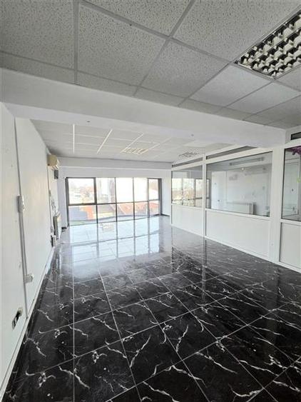 Spațiu comercial, de 100.30000305176 mp, în Capitol