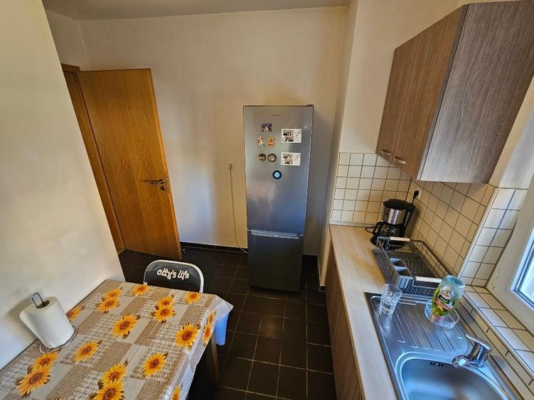 Apartament cu 3 camere semidecomandat, mobilat în Central