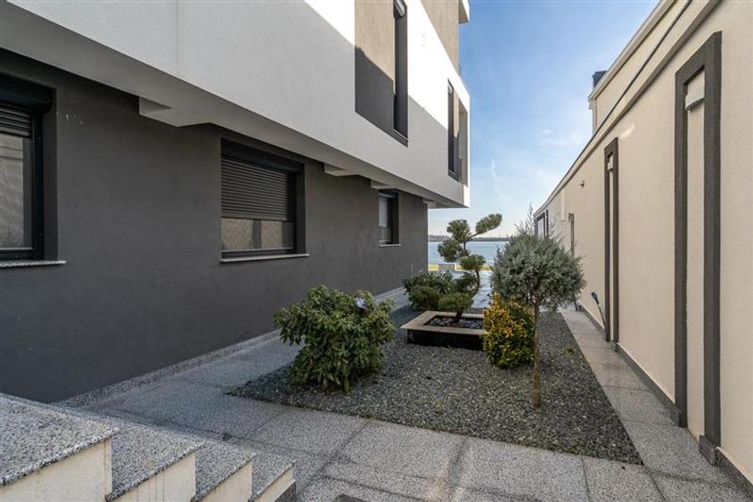 Casă individuală cu 5 camere cu Piscina în Central