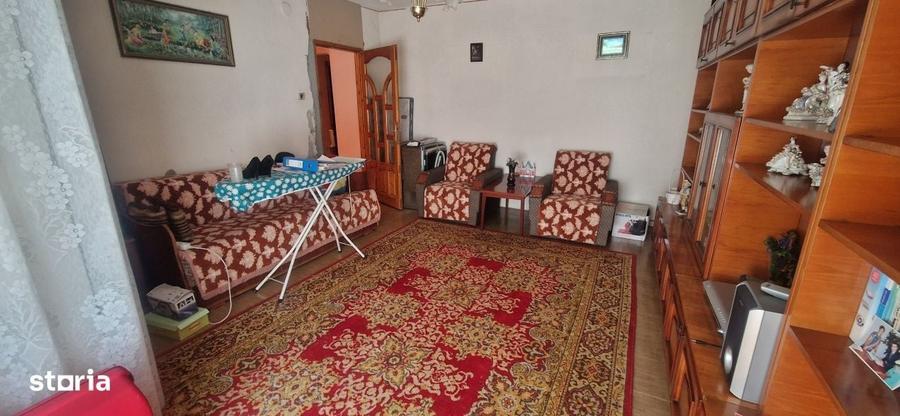 Apartament cu 3 camere decomandat în 1 Mai
