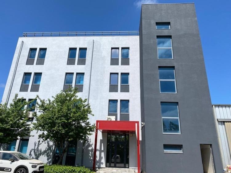Birou, de 400 mp, în Central